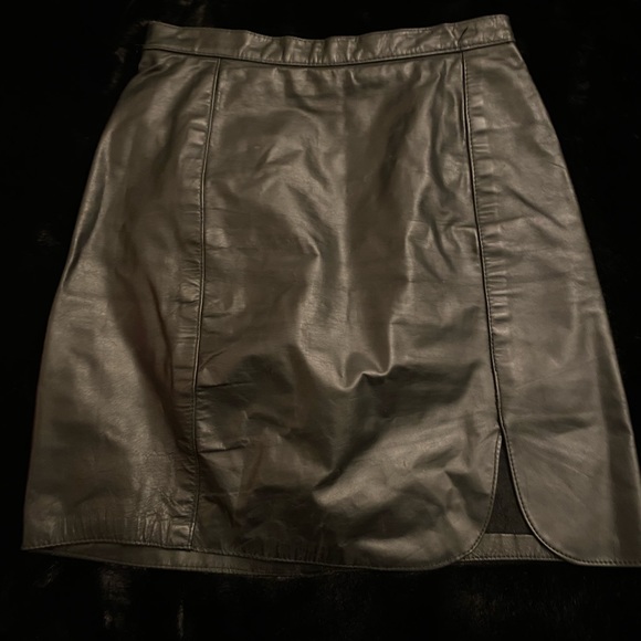 Black leather mini skirt - Picture 4 of 10